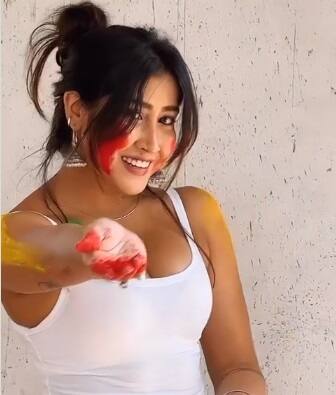 Sofia Ansari Holi- સોશ્યલ મીડિયા ક્વિન અને જાણીતી યુટ્યૂબ સોફિયા અંસારી આજકાલ ખુબ ચર્ચામાં છે. સોફિયા અંસારી ફરી એકવાર પોતાની હોળની તસવીરોના કારણે ફેન્સની વચ્ચે ચર્ચાઇ રહી છે. હાલમાં જ હોળી તહેવારે સોફિયા અંસારીએ પોતાની બૉલ્ડ હોળી તસવીરો શેર કરી છે, જે ફેન્સને ખુબ પસંદ આવી રહી છે. જુઓ....