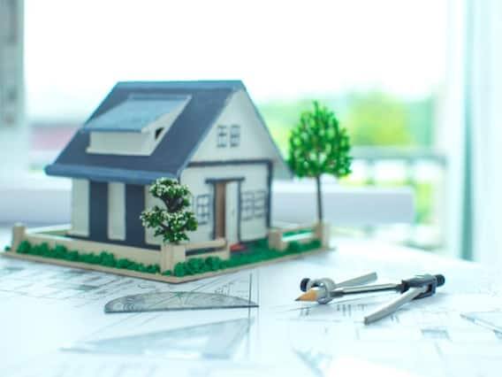 જો ઉમેદવાર મહિલા છે, તો હોમ લોન લેવા પર વ્યાજ દરમાં છૂટ આપવામાં આવે છે. આ ડિસ્કાઉન્ટ 0.05 ટકાથી 0.1 ટકા હોઈ શકે છે. કેટલીક બેંકો હોમ લોન માટે આકર્ષક એડ-ઓન ઓફર પણ આપે છે. (PC - Freepik.com)