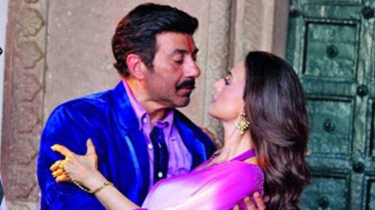 sunny-deol-embarrassed-by-romancing-ameesha-patel-on-stage-watch-video Gadar 2: ਸੰਨੀ ਦਿਓਲ ਨੂੰ ਸਟੇਜ 'ਤੇ ਅਮੀਸ਼ਾ ਪਟੇਲ ਨਾਲ ਰੋਮਾਂਸ ਕਰਨ 'ਚ ਆਈ ਸ਼ਰਮ, ਬੋਲੇ- ਇੰਨੇਂ ਸਾਰੇ ਲੋਕਾਂ ਸਾਹਮਣੇ ਇਹ ਕਰਨਾ....