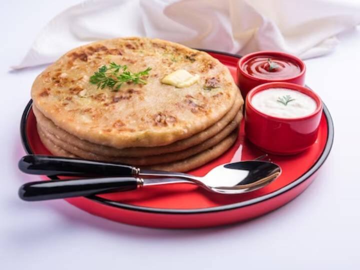 आपका मिर्च लहसुन पराठा अब परोसने के लिए तैयार है.