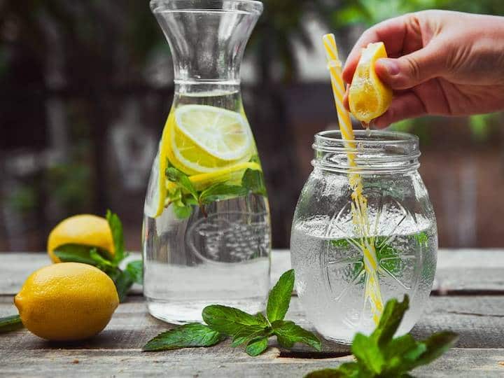 The Side Effects of Drinking Too Much Lemon With Water जरूरत से ज्यादा नींबू पानी पीना सेहत के लिए है खतरनाक, पता भी नहीं चलेगा और आप बीमारी के शिकार हो जाएंगे