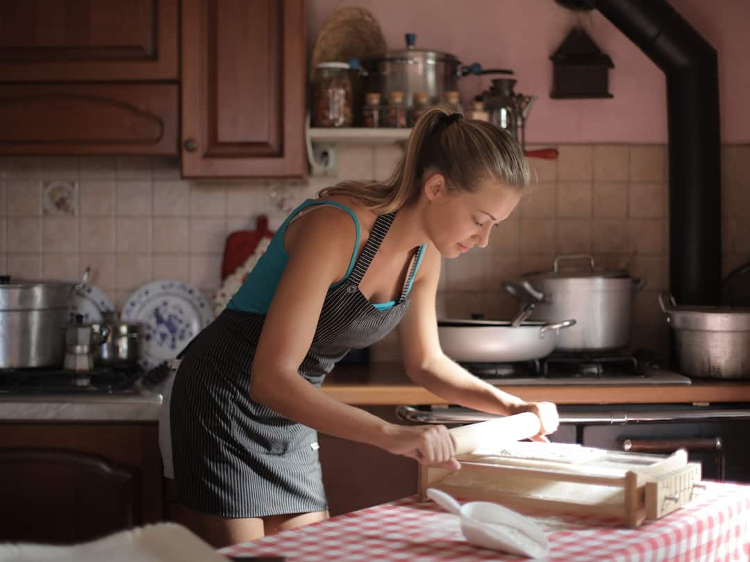 వంటగదిలో ఈ ఫొటో పెట్టుకుంటే దరిద్రం మీ దరిచేరదు Know importance of putting a picture of annapurna maa in kitchen వంటగదిలో ఈ ఫొటో పెట్టుకుంటే దరిద్రం మీ దరిచేరదు