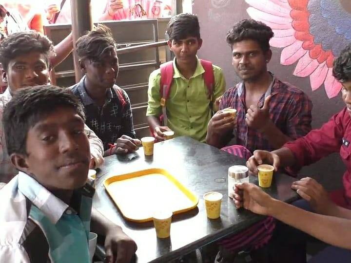 Good news for the people of Karur: coffee offer for 50 paisa. 80's Kaapi Club: கரூரில் 50 பைசாவிற்கு ஒரு கப் ’ஹாட்’ காபி.. சூப்பர் ஆஃபரை சுடச்சட கொடுத்த 80ஸ் காபி க்ளப்!