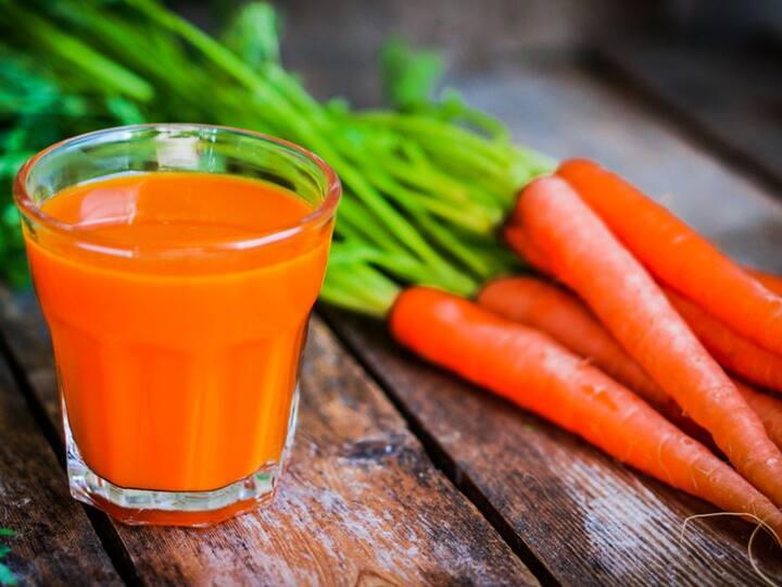 Carrot Juice Benefits : निरोगी शरीरासाठी फळं अत्यंत गरजेची असतात. इतर फळभाज्यांप्रमाणेच गाजराचा रस देखील आरोग्यासाठी खूप फायदेशीर आहे.