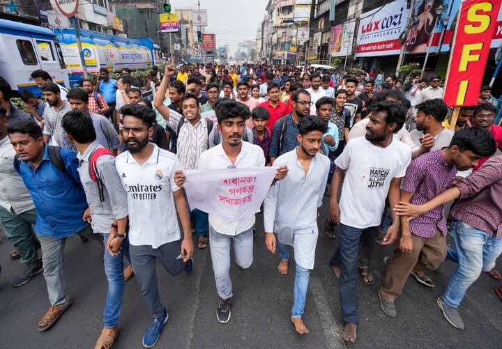 বরং মিছিল আটকানোর সবরকম প্রস্তুতিও নেওয়া হয়েছিল। তা সত্বেও পুলিশের নজর এড়িয়ে বিধানসভার মেন গেটের বদলে, পশ্চিম দিকের গেটে পৌঁছে যান একদল এসএফআই নেতা-কর্মী।