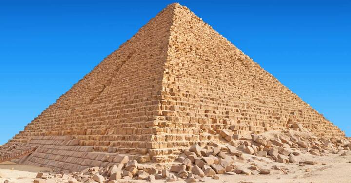 इजिप्तमधील गिझाच्या ग्रेट पिरॅमिडमध्ये लांब कॉरिडॉर सापडला आहे. पिरॅमिडच्या उत्तरेकडील बाजूच्या संशोधनात हा कॉरिडॉर सापडला आहे.