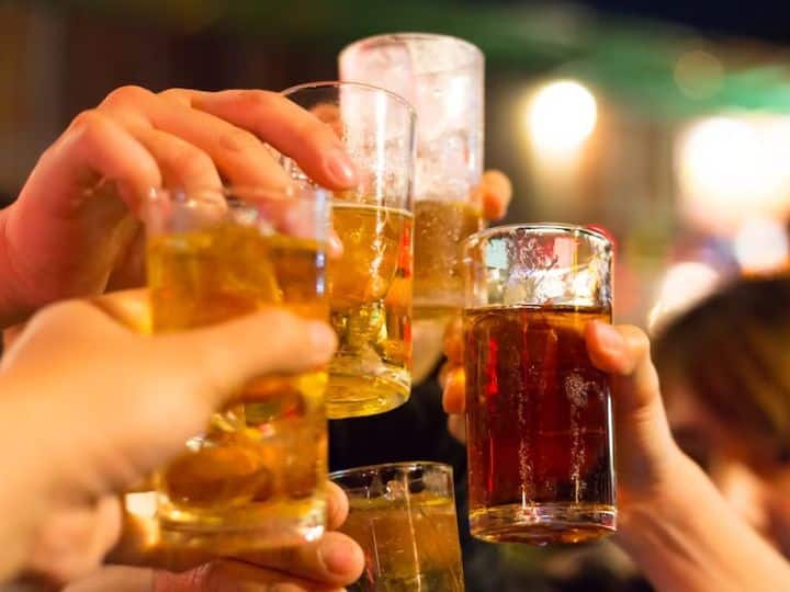 Kidney Stones Drinking Beer Can Helps To Treat Kidney Stone Know What Doctor Says Kidney Stones: क्या सही में बीयर पीने से ठीक हो सकती है 'किडनी की पथरी'? जानें इस बारे में क्या कहते हैं डॉक्टर्स