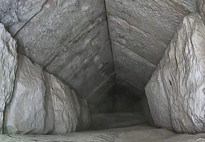 गिझाच्या ग्रेट पिरॅमिडमध्ये छुपा कॉरिडॉर (Corridor) सापडला आहे. यामुळे शास्त्रज्ञ चकित झाले आहेत. नऊ मीटर लांबीचा कॉरिडॉर सापडला आहे.