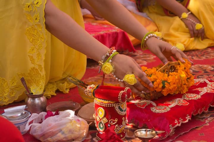 ऐसे ही गीत में ससुराल को कहे गेंदा फूल की उपमा दी है अर्थात “ ससुराल को गेंदा फूल“ बताया गया है. अपने देश में विवाह होने पर विदेश की भांति केवल दो व्यक्ति नहीं जुड़ते, बल्कि विवाह के बाद बहुत सारे नए रिश्ते बनते हैं. विवाह के बाद पत्नि के लिए नई जगह, ससुराल में इतने सारे नए रिश्तों के साथ रहना होता है, जिसमें वो पत्नि के अलावा, बहू, भाभी, देवरानी, मामी, चाची जैसे अनेक रिश्तों में बंध जाती है.