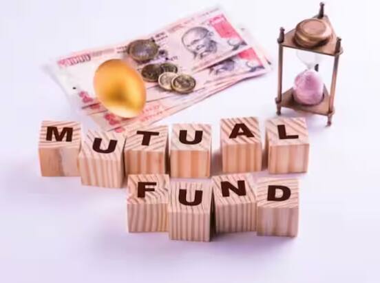 ਸਭ ਤੋਂ ਪਹਿਲਾਂ, ਤੁਹਾਨੂੰ ਪੈਨ ਆਧਾਰ ਨੂੰ ਲਿੰਕ ਕਰਨਾ ਚਾਹੀਦਾ ਹੈ, ਕਿਉਂਕਿ ਇਸ ਤੋਂ ਬਿਨਾਂ ਵਿੱਤੀ ਨਾਲ ਸਬੰਧਤ ਬਹੁਤ ਸਾਰੇ ਕੰਮ ਪੂਰੇ ਨਹੀਂ ਕੀਤੇ ਜਾ ਸਕਦੇ ਹਨ। ਇਸਦੀ ਆਖਰੀ ਮਿਤੀ 31 ਮਾਰਚ 2023 ਹੈ। ਇਸ ਨੂੰ ਆਮਦਨ ਕਰ ਵਿਭਾਗ ਨੇ ਲਾਜ਼ਮੀ ਕਰ ਦਿੱਤਾ ਹੈ। ਲਿੰਕ ਨਾ ਹੋਣ 'ਤੇ ਪੈਨ ਕਾਰਡ ਬੇਕਾਰ ਹੋ ਜਾਵੇਗਾ।