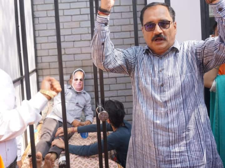 BJP Protest Against AAP CM Arvind Kejriwal Satyendar Jain Manish Sisodia Tihar Jail ANN Delhi Politics: बीजेपी का अनोखा प्रदर्शन, सत्येंद्र जैन का पहना मुखौटा, पैर दबाते दिखे कार्यकर्ता