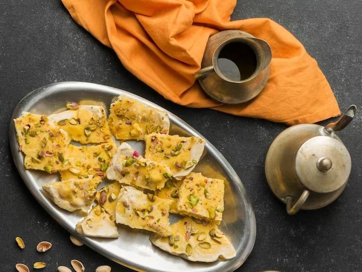 एक गोल थाली को थोड़ा सा तेल लगाकर चिकना कर लें और उसमें बैटर डालें. इसे स्टीमर में रखें, ढककर 10-12 मिनट के लिए स्टीम करें. हो जाने के बाद इसे निकाल लें और ठंडा होने दें. तंदूरी ढोकला को क्यूब्स में काटें और प्लेट में रखें. अब तड़के के लिए एक पैन में तेल गर्म करें, उसमें करी पत्ते, राई डालें और 1 मिनट के लिए भूनें. इस तड़के को ढोकला क्यूब्स पर डालें. आखिर में ऊपर से 1/2 टेबल स्पून तंदूरी मसाला छिड़कें. तंदूरी ढोकला को तली हुई हरी मिर्च, इमली की चटनी या अपनी पसंद की किसी भी चटनी के साथ परोसें.