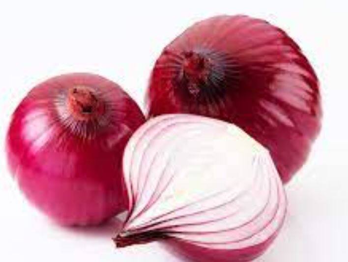 सध्या कांद्याला खूप कमी दर मिळत आहे. या दरातून शेतकऱ्यांचा उत्पादन खर्चही निघत नाही. त्यामुळं शेतकऱ्यांना मोठा आर्थिक फटका बसत आहे.