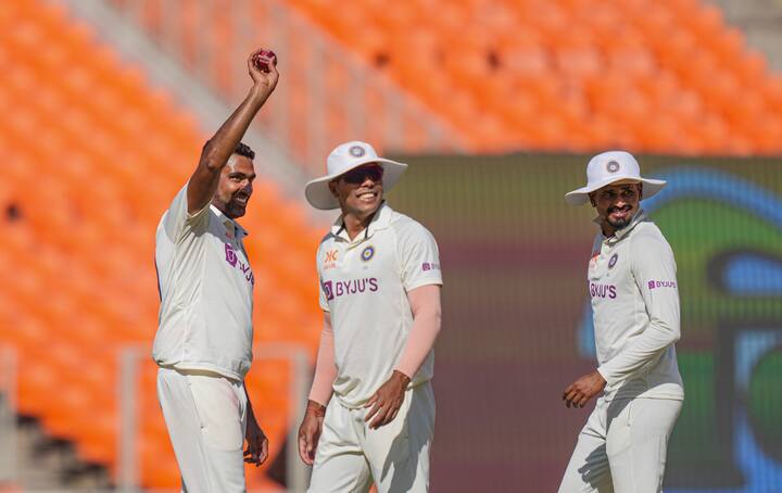 भारताकडून आर. अश्विन याने सर्वाधिक सहा विकेट्स घेतल्या. अश्विन याने जवळपास 48 षटके गोलंदाजी केली. यामध्ये त्याने 15 षटके निर्धाव टाकली. त्याशिवाय मोहम्मद शामी याने दोन विकेट घेतल्या. तर रविंद्र जाडेजा आणि अक्षर पटेल यांनी प्रत्येकी एक एक विकेट घेतली.