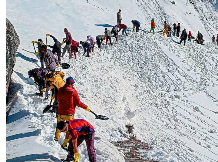 Kedarnath Yatra 2023 snowfall in Kedarnath dham became obstacle in preparations for yatra ann Kedarnath Dham: केदारनाथ यात्रा की तैयारियों में मौसम ने अटकाया रोड़ा, बार-बार हो रही है बर्फबारी