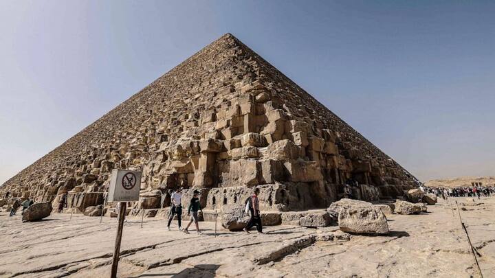 जगातील प्राचीन सात आश्चर्यांपैकी एक इजिप्तमधील (Egypt) गिझा पिरॅमिडबाबत (Giza Pyramid) अद्यापही अनेक रहस्य लपलेली आहेत.