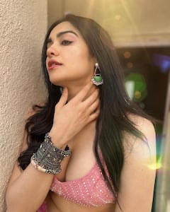 Adah Sharma Photo: ડિપ નેક બ્લાઉઝમાં અદા શર્માએ આપ્યા કિલર પોઝ