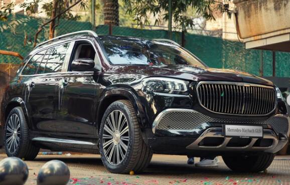 नीतू कपूर यांनी खरेदी केलेल्या मर्सिडीज-मेबॅक GLS या गाडीची किंमत 2.92 कोटी एवढी आहे.  (Mercedes-Benz Landmark Cars MH/ Instagram)