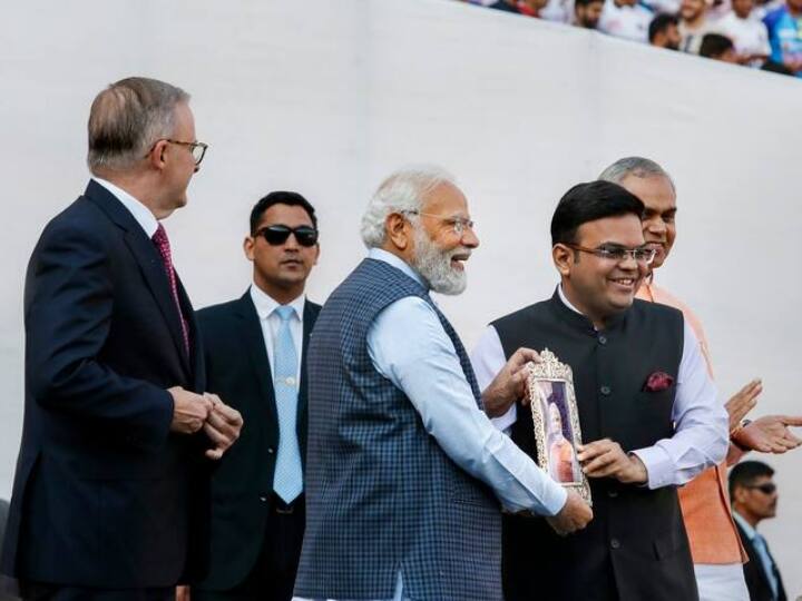 PM Modi receives Memento of his Photo from Jay Shah at Narendra Modi stadium Congress gets Govt Reply over Criticizing this Jay Shah Gift to PM Modi: पीएम मोदी को जय शाह ने गिफ्ट की उनकी तस्वीर, कांग्रेस ने कसा तंज तो क्या बोली सरकार?