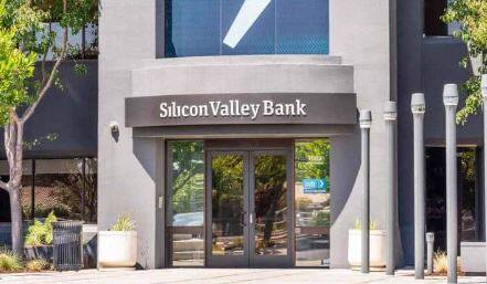 Silicon Valley Bank shut down by regulators Silicon Valley Bank Crisis: રેગ્યુલેટરે સિલિકોન વેલી બેંક કરી બંધ, એક દિવસમાં 70 ટકા તૂટ્યા શેર