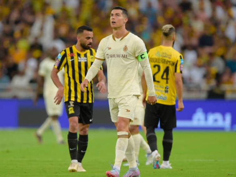 Cristiano Ronaldo lashes out at Al-Nassr teammates furiously kicks water bottles Saudi Pro League 2023 Cristiano Ronaldo : হেরে মেজাজ হারালেন রোনাল্ডো, রাগের মাথায় জলের বোতলে লাথি হল ভাইরাল