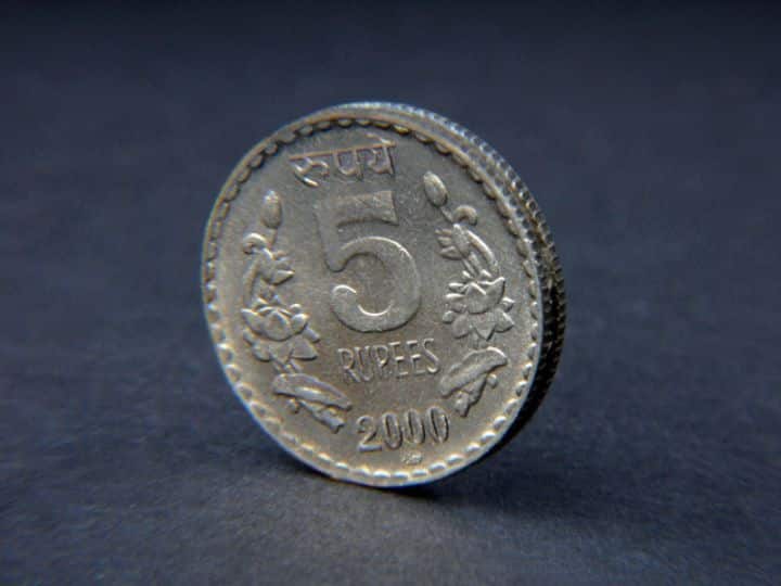 Have you ever seen a old coin of 5 rupees know why it disappeared so fast क्या आपने 5 रुपये का मोटा वाला सिक्का कहीं देखा...जानिए क्यों इतनी तेजी से गायब हो गए ये