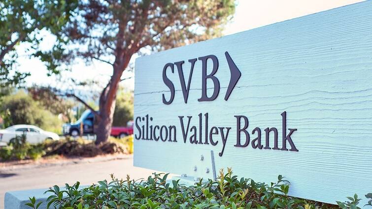 US Banking Crisis Silicon Valley Bank shut down by regulator FDIC USA bank marathi news अमेरिकेत बँकिंग संकट, सिलिकॉन व्हॅली बँक बंद, सर्व मालमत्ता जप्त; एकाच दिवसात शेअर्समध्ये 70 टक्क्यांची घसरण