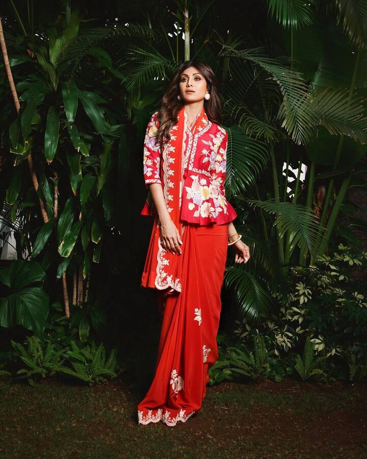 For the event, she wore a magnificent red saree from the Ashdeen collection.