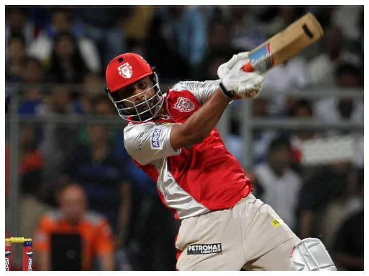 इस लिस्ट में सबसे ऊपर कोई बड़ा और महान बल्लेबाज नहीं, बल्कि एक पूर्व भारतीय स्विंग गेंदबाज है. उस गेंदबाज का नाम प्रवीण कुमार है, जो आईपीएल में सबसे लंबा छक्का लगाने वाले भारतीय बल्लेबाज हैं. उन्होंने किंग्स इलेवन पंजाब की ओर से खेलते हुए 2011 में 124 मीटर का छक्का मारा था.