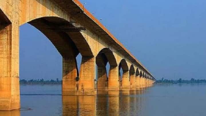 बिहार के पटना जिले में गंगा नदी पर बना महात्मा गांधी सेतु पटना से हाजीपुर को जोड़ता है. इस पुल को गंगा सेतु के नाम से भी जाना जाता है. 18,860 फीट ऊंचा और 5,750 मीटर लंबा यह पुल भारत का दूसरा सबसे लंबा पुल है. साल 2017 में ढोला-सादिया पुल के बनने से पहले यही भारत का सबसे बड़ा पुल हुआ करता था.