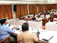 பழங்குடியினர் பெண் தலைவர்கள் முழுமையாக பணியாற்ற முன்வர வேண்டும் - கரூர் ஆட்சியர்