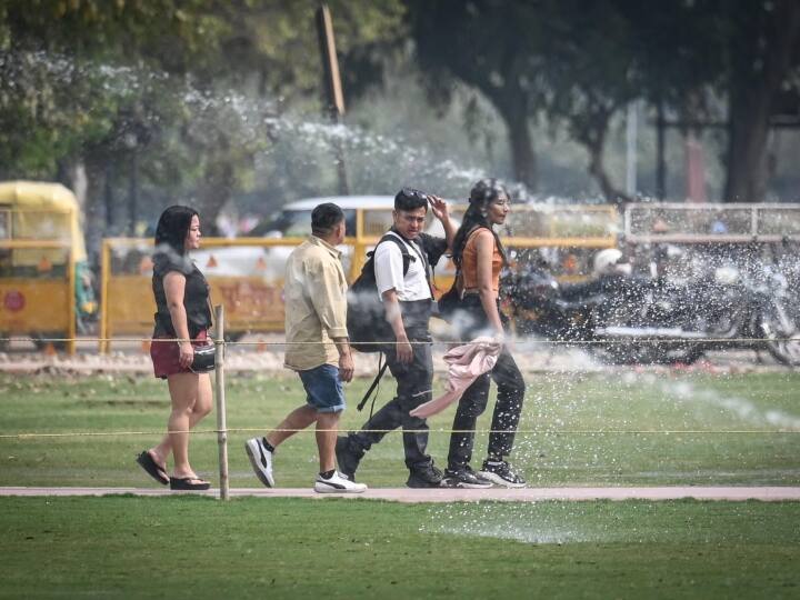 गाजियाबाद, फरीदाबाद, गुरुग्राम, नोएडा के आसमान भी 11 मार्च को आंशिक तौर से बादलों से घिरा रहने की संभावना है. वहीं 12 और 13 मार्च को भी मौसम का मिजाज ऐसा ही रहने की उम्मीद है. वहीं 14 मार्च को दिल्ली-एनसीआर आंशिक रूप से बादल छाए रहने बहुत हल्की बारिश, एक या दो जगहों पर बूंदाबांदी होने की संभावना है. (फोटो-Getty)
