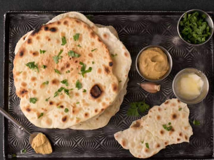 अब मक्खन के मिश्रण को तरल आटे में डालें और अंतिम मिश्रण बनाने के लिए एक अच्छा मिश्रण दें.एक नॉन-स्टिक तवा अच्छी तरह गरम करें. अब तवे पर 2 करछी तरल आटा डालें और इसे पराठे का आकार देने के लिए गोलाकार गति में फैलाएं. इसे एक तरफ से पकने दें, फिर दूसरी तरफ पलट दें. तेल लगाकर फिर से दूसरी तरफ पलटें। पराठे के सभी किनारों को कलछी से दबा कर समान रूप से पकायें.