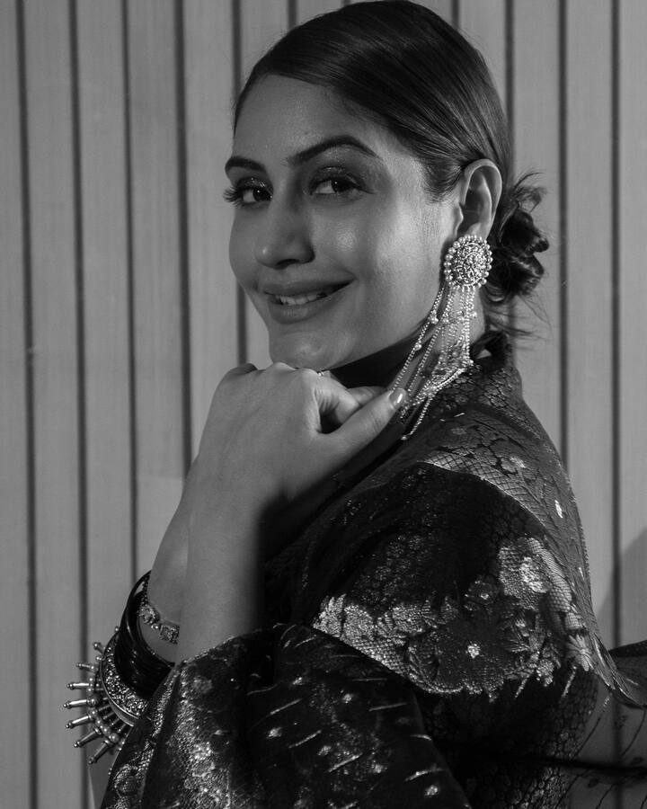 Surbhi chandna Latest Pics: ટીવીની જાણીતી અભિનેત્રીઓમાંની એક સુરભી ચંદનાએ સોશિયલ મીડિયા પર પોતાની લેટેસ્ટ તસવીરો શેર કરી છે. આ તસવીરોમાં તેની સ્ટાઈલ તબાહી મચાવી દે તેવી છે.