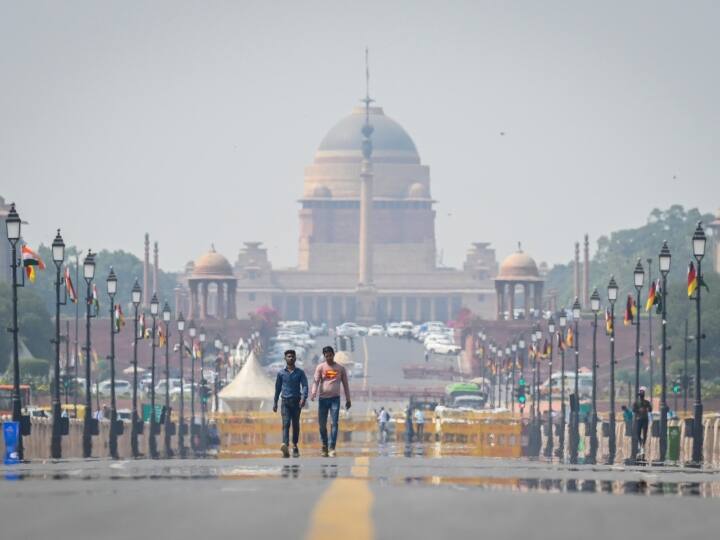 भारत मौसम विज्ञान केंद्र के मुताबिक दिल्ली में शनिवार (11 मार्च) को अधिकतम तापमान 32 डिग्री सेल्सियस और न्यूनतम तापमान 15 डिग्री सेल्सियस के लगभग रहने की संभावना है. इसके साथ ही अधिकतम तापमान में 2 डिग्री सेल्सियस की बढ़ोतरी होने और न्यूनतम तापमान में भी 1 डिग्री सेल्सियस की बढ़ोतरी होने की संभावना है. आसमान बादलों से आंशिक तौर पर घिरा रहने के आसार हैं. (फोटो-Getty)