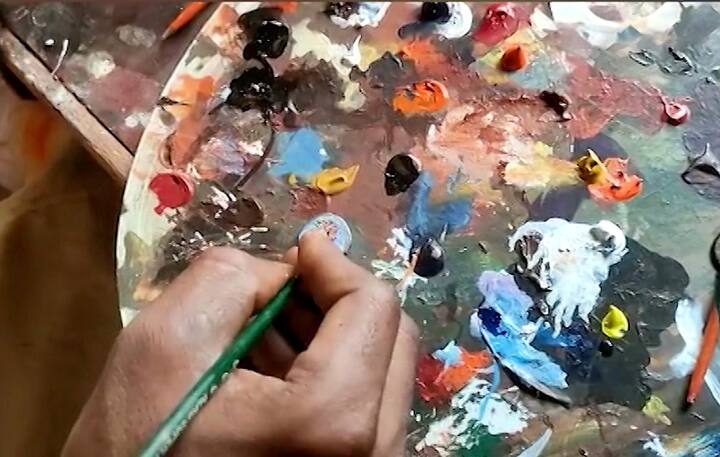 शिवरायांचं चित्र साकारण्यासाठी त्यांनी अॅक्रेलिक रंगांचा वापर केला.