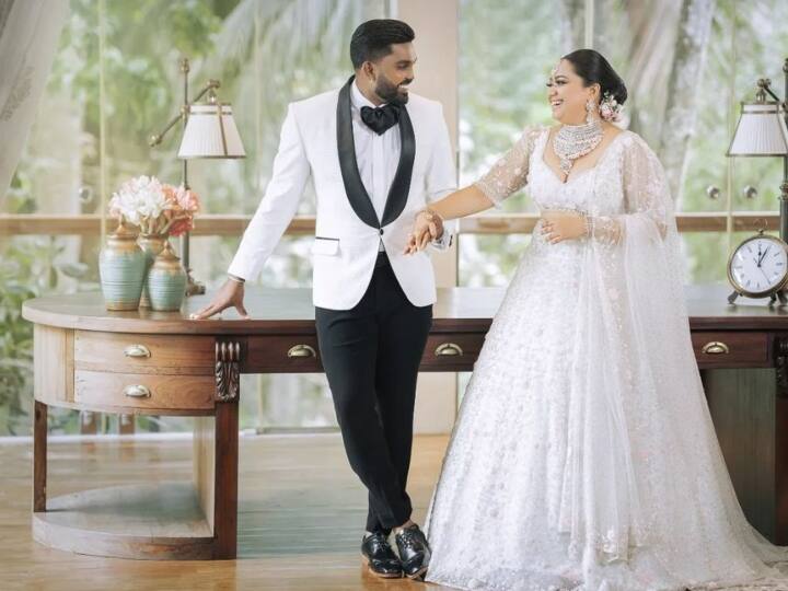 Wanindu Hasaranga: श्रीलंका के स्टार आलराउंड वनिंदु हसरंगा ने आईपीएल से पहले अपनी गर्लफ्रेंड विंद्या से शादी कर ली है. उनकी शादी की तस्वीर अब सोशल मीडिया पर तेजी से वायरल हो रही है.