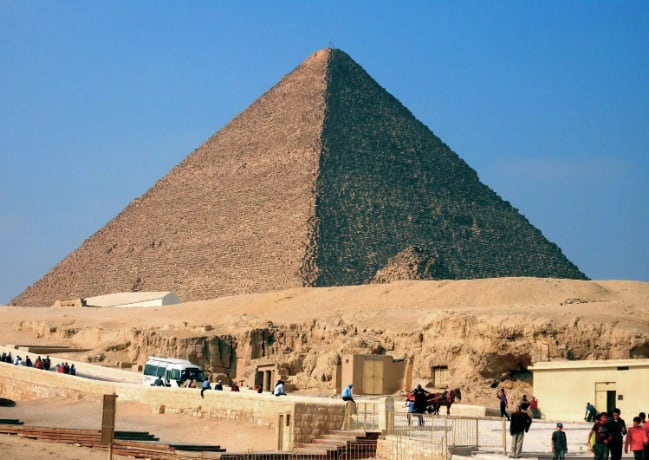 या पिरॅमिडबाबत अद्याप अनेक रहस्य उलगडलेली नाहीत. शास्त्रज्ञांकडून याबाबत संशोधन सुरु आहे. आता पुरातत्व शास्त्रज्ञांना छुपा कॉरिडॉर सापडला आहे.