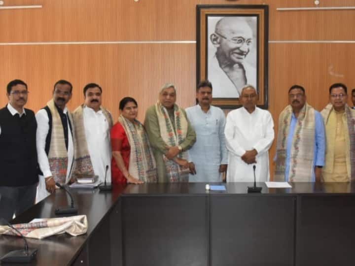 Chhattisgarh MLA met with CM Nitish Kumar for study the experience of liquor ban in Bihar Bihar Liquor Ban: छत्तीसगढ़ से शराबबंदी के अनुभव जानने विधायक पहुंचे बिहार, सीएम नीतीश ने कहा- छात्र जीवन से थे इसके खिलाफ