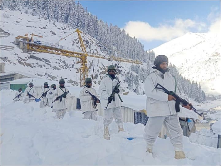 संवेदनशील सरकारी भवनों की रखवाली के अलावा, सीआईएसएफ सरकार के साथ-साथ निजी उद्योगों को सुरक्षा और अग्नि सुरक्षा पर परामर्श सेवाएं भी प्रदान करता है.