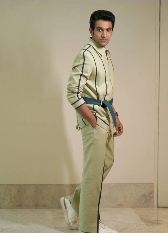 प्रतीक गाँधी को Sony लिव पर रिलीज़ हुई वेबसीरिज ‘Scam 1992’ के लिए पहचाना जाता है.इस वेबसीरिज में प्रतीक गांधी ने हर्षद मेहता का किरदार निभाया था. यह वेबसीरिज जबरदस्त हिट हुई और इसमें प्रतीक गांधी के अभिनय को लोगों ने जमकर सराहा. इस वेबसीरिज से प्रतीक गांधी को एक नई पहचान मिली.