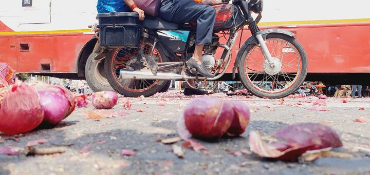 Nashik : एकीकडे सरकार म्हणतंय हे शेतकऱ्यांचे सरकार, मात्र दुसरीकडे गेल्या पंधरा दिवसांपासून शेतकरी रस्त्यावर उतरला आहे.