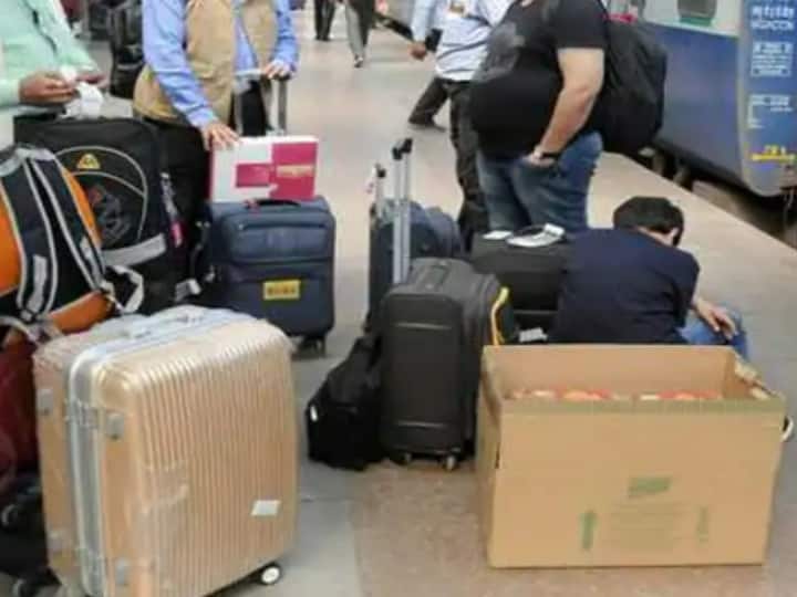 इसी तरह का एक नियम ट्रेन में सामान लेकर जाने का भी है. अगर आप ट्रेन से सफर करते वक्त ज्यादा सामान लेकर जाते हैं तो ये नियम आपको जरूर जान लेना चाहिए. वरना चालान कट सकता है.