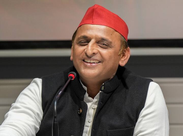 UP Politics: अखिलेश यादव ने लगाया भेदभाव का आरोप, पूछा- 'ओबीसी आयोग के सदस्यों के जूते क्यों उतरवाए गए' Akhilesh Yadav accused Yogi adityanath for discrimination, said why OBC commission members removed shoes UP Politics: अखिलेश यादव ने लगाया भेदभाव का आरोप, पूछा- 'ओबीसी आयोग के सदस्यों के जूते क्यों उतरवाए गए'