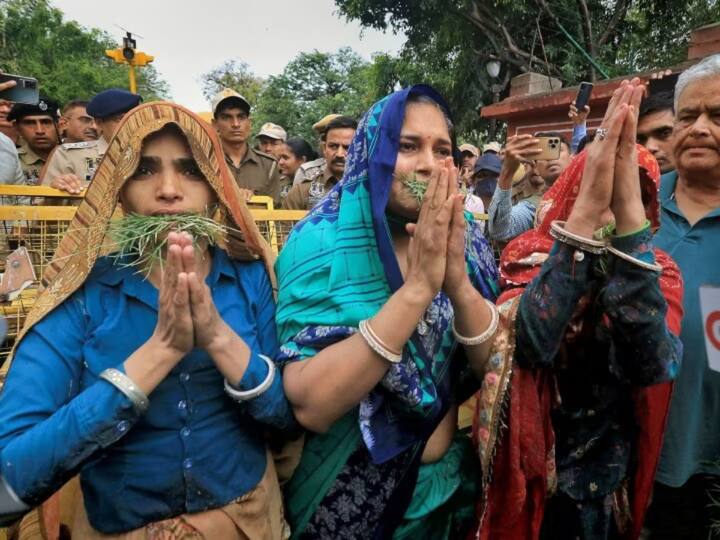 BJP Leader Kirodi Lal Meena Detained From Pulwama Widows Jaipur Protest, Party Reacts పుల్వామా అమర జవాన్ల భార్యల నిరసన, అరెస్ట్‌ చేసిన పోలీసులు -  మహిళా కమిషన్ మండిపాటు