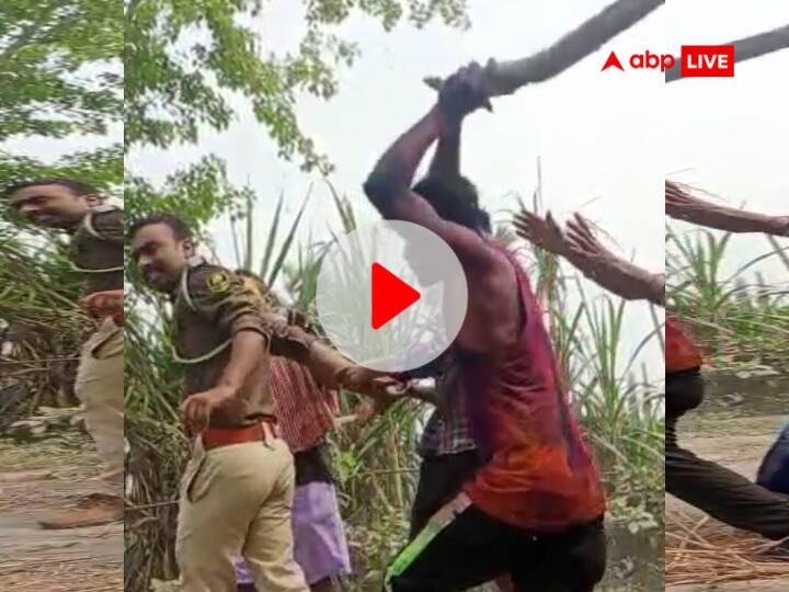 Viral Video Villagers attacked police team that went to catch liquor in Chhapra Viral Video: छपरा में शराब पकड़ने गई पुलिस टीम पर ग्रामीणों ने बरसाए लाठी-डंडे, ASI को मारा थप्पड़, भागते दिखे जवान