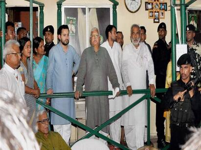 Tejashwi Yadav Delhi Home, Sisters Homes Raided In Land For Jobs Case குறிவைக்கப்படும் எதிர்கட்சி தலைவர்கள்? சிசோடியாவை தொடர்ந்து சந்தேக வளையத்தில் தேஜஸ்வி யாதவ்...சிக்கலில் லாலு குடும்பம்..!
