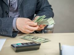 OMG! इस शख्स ने लॉटरी में जीते 16,59,00,00,00,000 रुपये, अब खरीद डाली सबसे महंगी हवेली