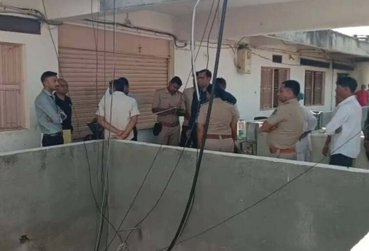 An employee working at Shiv Hotel in Dhanera committed suicide Suicide: બનાસકાંઠાની આ હોટેલમાં છેલ્લા 10 વર્ષની કામ કરતા કર્મચારીએ કર્યો આપઘાત, પોલીસ ઘટના સ્થળે