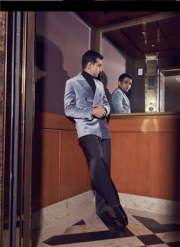 प्रतीक गांधी का जन्म गुजरात के सूरत में 7 जुलाई 1980 को हुआ था. प्रतीक गांधी के माता और पिता दोनों ही टीचर है. प्रतीक गांधी की माता का नाम रीटा गांधी है. प्रतीक गांधी का एक भाई भी है, जिसका नाम पुनीत गांधी है.